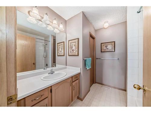 16290 Shawbrooke Drive Sw, Calgary, AB - Indoor Photo Showing Bathroom