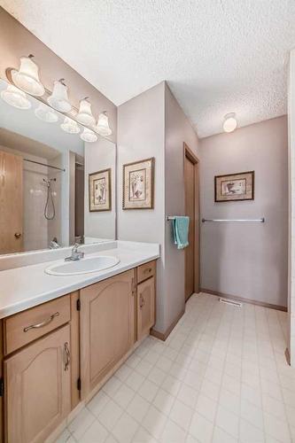 16290 Shawbrooke Drive Sw, Calgary, AB - Indoor Photo Showing Bathroom