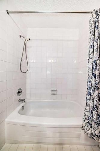 16290 Shawbrooke Drive Sw, Calgary, AB - Indoor Photo Showing Bathroom