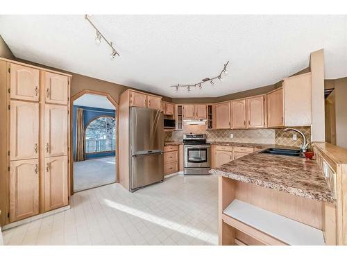 16290 Shawbrooke Drive Sw, Calgary, AB - Indoor Photo Showing Kitchen