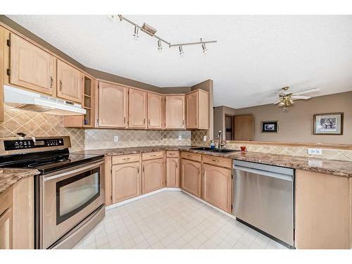 16290 Shawbrooke Drive Sw, Calgary, AB - Indoor Photo Showing Kitchen