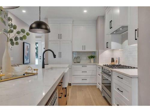 2332 Broadview Road Nw, Calgary, AB - Indoor Photo Showing Kitchen With Upgraded Kitchen