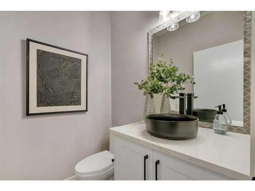 2332 Broadview Road Nw, Calgary, AB - Indoor Photo Showing Bathroom