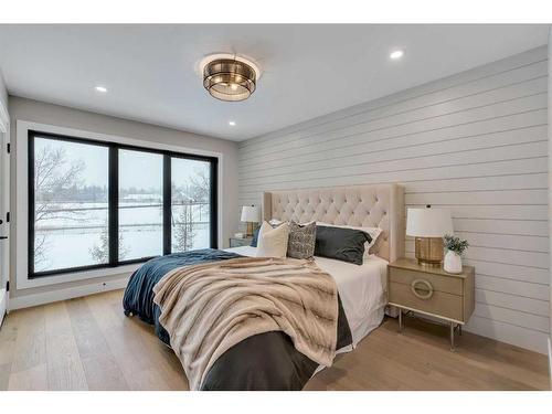 2332 Broadview Road Nw, Calgary, AB - Indoor Photo Showing Bedroom