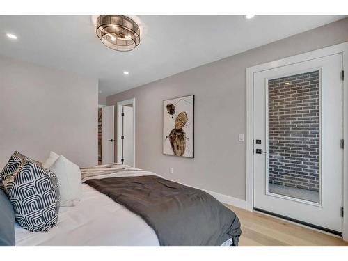 2332 Broadview Road Nw, Calgary, AB - Indoor Photo Showing Bedroom