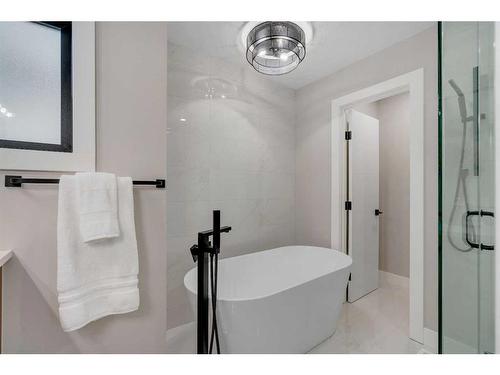 2332 Broadview Road Nw, Calgary, AB - Indoor Photo Showing Bathroom