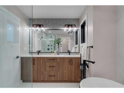 2332 Broadview Road Nw, Calgary, AB - Indoor Photo Showing Bathroom