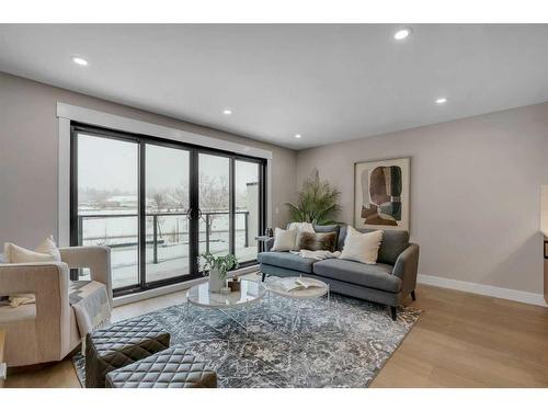 2332 Broadview Road Nw, Calgary, AB - Indoor Photo Showing Living Room