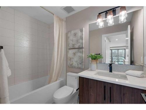 2332 Broadview Road Nw, Calgary, AB - Indoor Photo Showing Bathroom