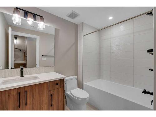 2332 Broadview Road Nw, Calgary, AB - Indoor Photo Showing Bathroom