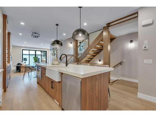 2332 Broadview Road Nw, Calgary, AB - Indoor Photo Showing Kitchen