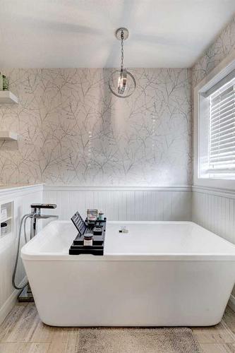 151 Ravenscroft Green Se, Airdrie, AB - Indoor Photo Showing Bathroom