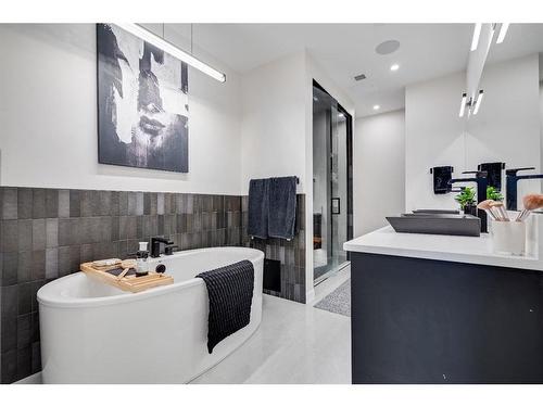 205-835 78 Street Sw, Calgary, AB - Indoor Photo Showing Bathroom