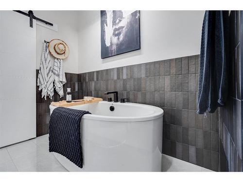 205-835 78 Street Sw, Calgary, AB - Indoor Photo Showing Bathroom