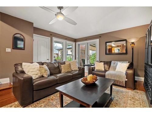 1818 12 Avenue Nw, Calgary, AB - Indoor Photo Showing Living Room