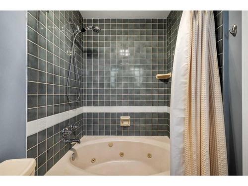 1818 12 Avenue Nw, Calgary, AB - Indoor Photo Showing Bathroom