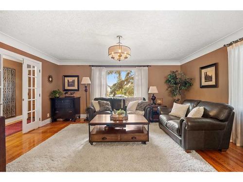 1818 12 Avenue Nw, Calgary, AB - Indoor Photo Showing Living Room