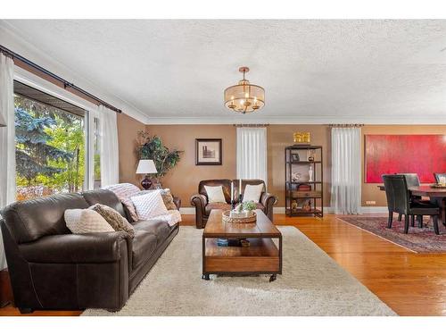 1818 12 Avenue Nw, Calgary, AB - Indoor Photo Showing Living Room