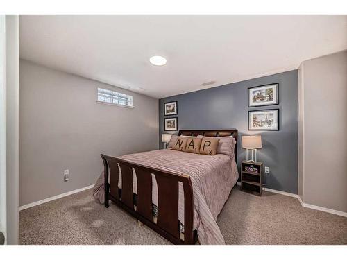 228 Riverglen Drive Se, Calgary, AB - Indoor Photo Showing Bedroom