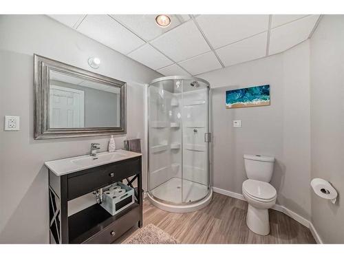 228 Riverglen Drive Se, Calgary, AB - Indoor Photo Showing Bathroom