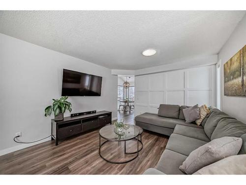 228 Riverglen Drive Se, Calgary, AB - Indoor Photo Showing Living Room