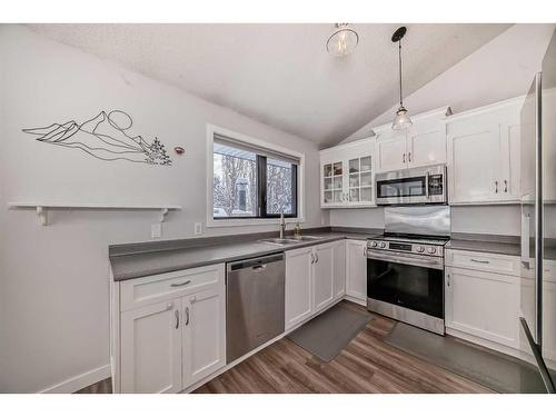 228 Riverglen Drive Se, Calgary, AB - Indoor Photo Showing Kitchen