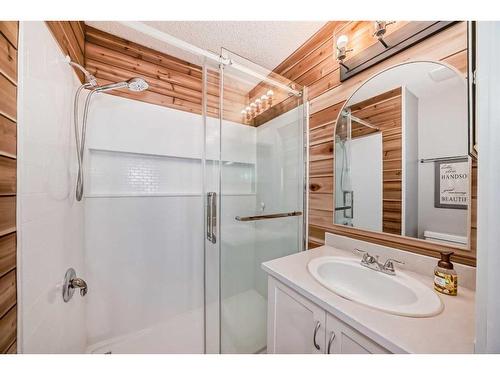 228 Riverglen Drive Se, Calgary, AB - Indoor Photo Showing Bathroom