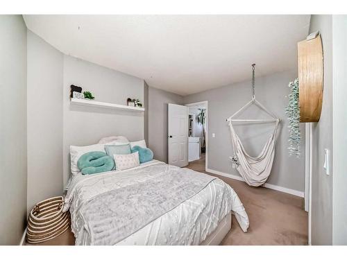 228 Riverglen Drive Se, Calgary, AB - Indoor Photo Showing Bedroom