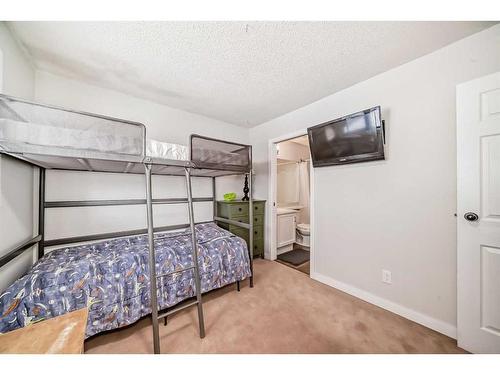 228 Riverglen Drive Se, Calgary, AB - Indoor Photo Showing Bedroom