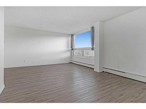 801-314 14 Street Nw, Calgary, AB - Indoor Photo Showing Other Room