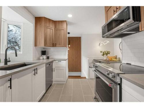 146 Winston Drive Sw, Calgary, AB - Indoor Photo Showing Kitchen