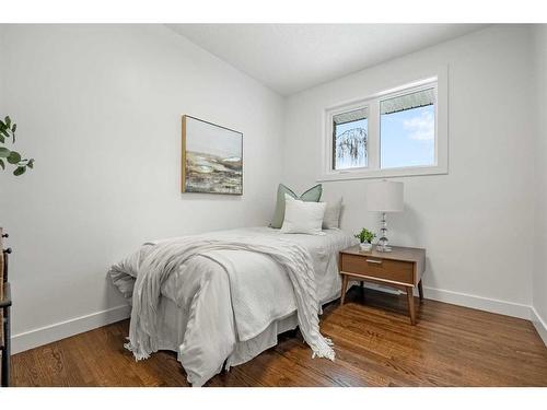 146 Winston Drive Sw, Calgary, AB - Indoor Photo Showing Bedroom