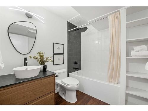 146 Winston Drive Sw, Calgary, AB - Indoor Photo Showing Bathroom