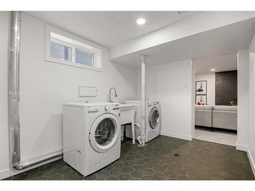 146 Winston Drive Sw, Calgary, AB - Indoor Photo Showing Laundry Room