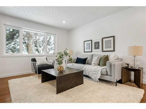 146 Winston Drive Sw, Calgary, AB - Indoor Photo Showing Living Room