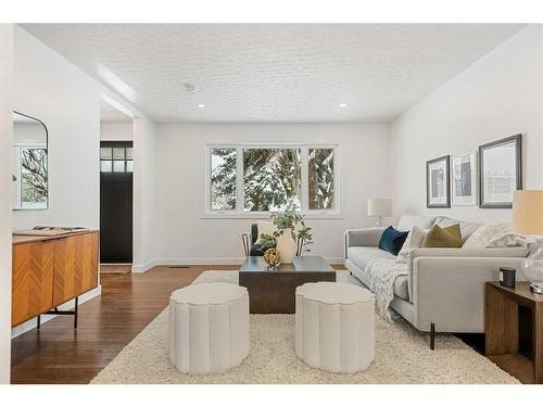 146 Winston Drive Sw, Calgary, AB - Indoor Photo Showing Living Room