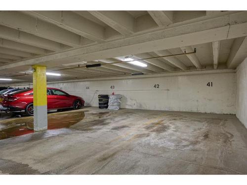 303-317 14 Avenue Sw, Calgary, AB - Indoor Photo Showing Garage