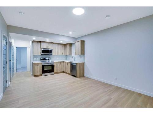 195 Lewiston Drive Ne, Calgary, AB - Indoor Photo Showing Kitchen