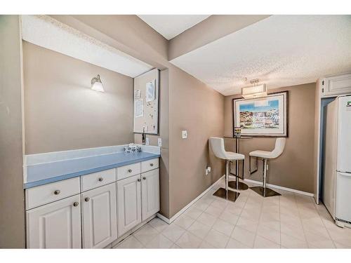 217-2425 90 Avenue Sw, Calgary, AB - Indoor Photo Showing Other Room