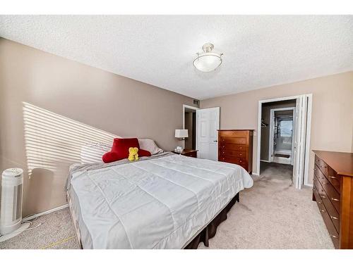 217-2425 90 Avenue Sw, Calgary, AB - Indoor Photo Showing Bedroom