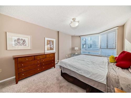 217-2425 90 Avenue Sw, Calgary, AB - Indoor Photo Showing Bedroom