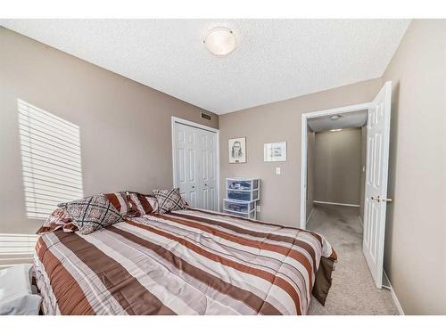 217-2425 90 Avenue Sw, Calgary, AB - Indoor Photo Showing Bedroom