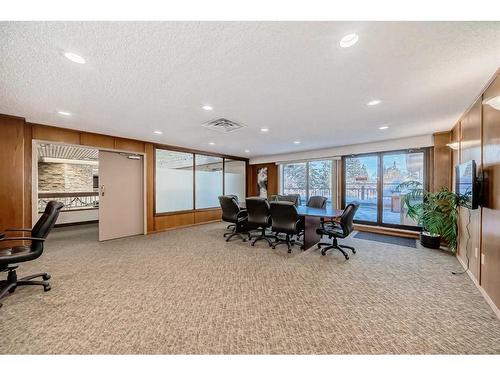 217-2425 90 Avenue Sw, Calgary, AB - Indoor