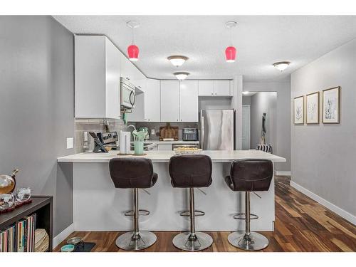 6-1032 1 Avenue Nw, Calgary, AB - Indoor Photo Showing Kitchen With Upgraded Kitchen