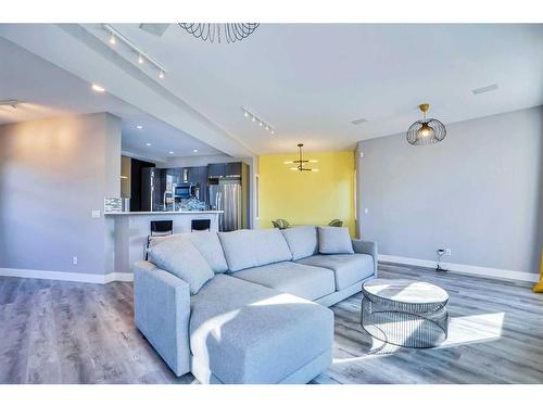 4735 17 Avenue Nw, Calgary, AB - Indoor Photo Showing Living Room