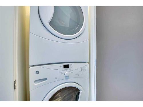 4735 17 Avenue Nw, Calgary, AB - Indoor Photo Showing Laundry Room