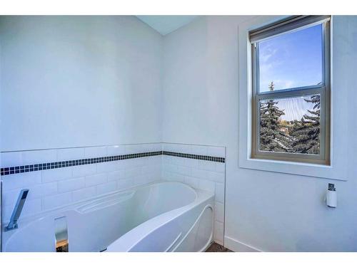 4735 17 Avenue Nw, Calgary, AB - Indoor Photo Showing Bathroom