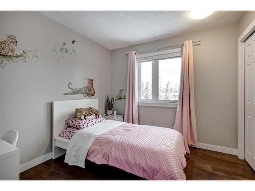 138 Riverglen Drive Se, Calgary, AB - Indoor Photo Showing Bedroom