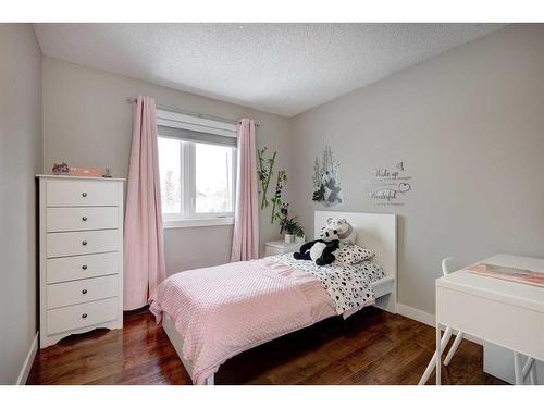 138 Riverglen Drive Se, Calgary, AB - Indoor Photo Showing Bedroom