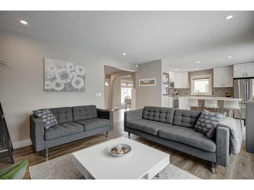 138 Riverglen Drive Se, Calgary, AB - Indoor Photo Showing Living Room